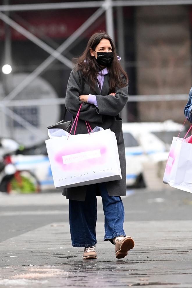 Katie Holmes con vaqueros, sudadera morada, zapatillas y abrigo