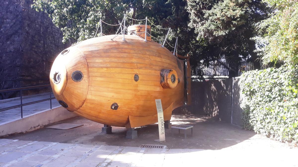 A la salida podemos ver una réplica del submarino construido por Narcís Monturiol.