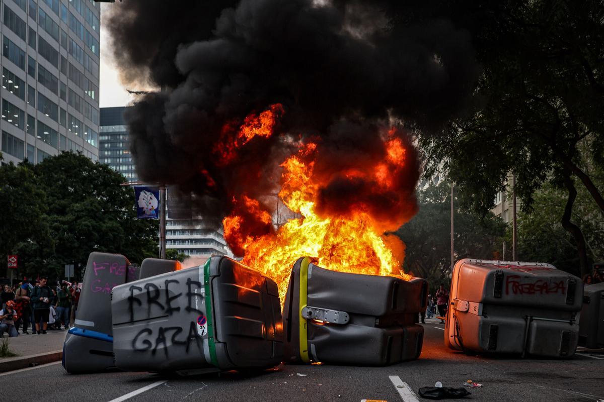 Contenidors en flames durant una manifestació a favor de Palestina a Barcelona