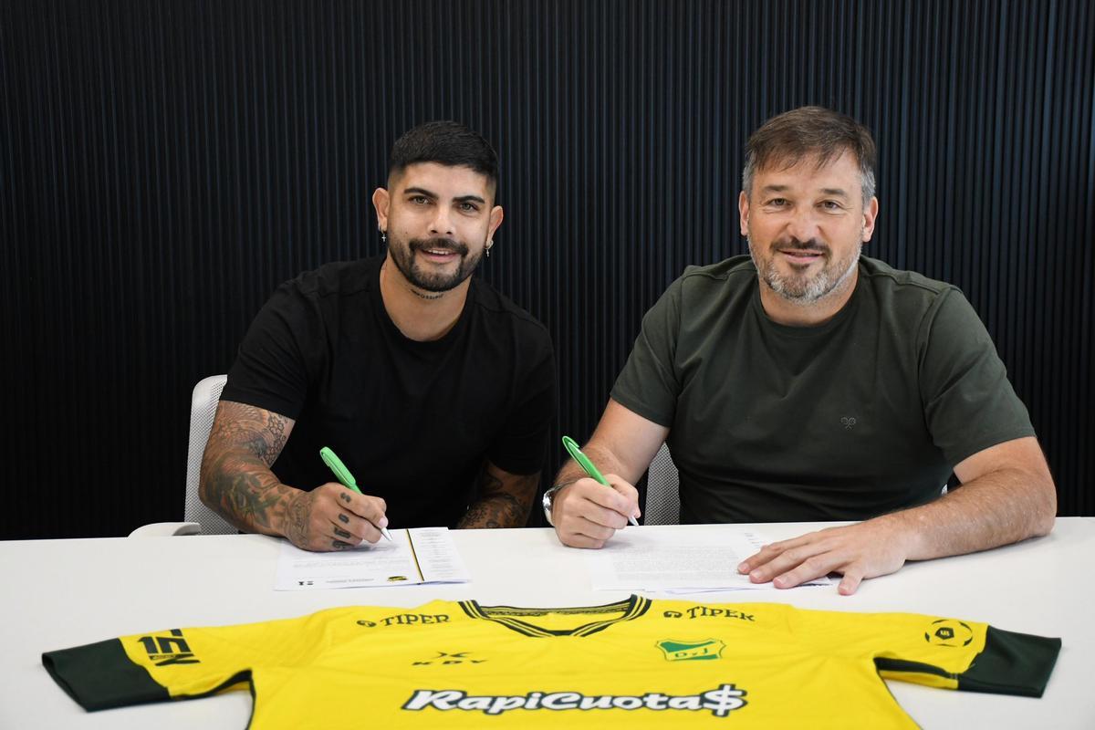 Éver Banega en la firma de su contrato con Defensa y Justicia