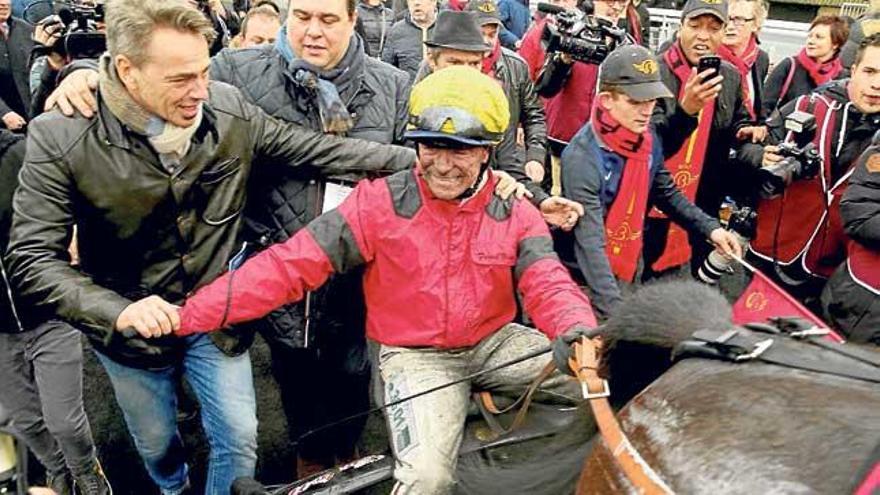 El propietario Pierre Pilarski felicita a Franck Nivard.