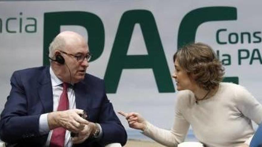 El comisario de Agricultura Phil Hogan y la ministra Isabel Tejerina, en un acto reciente.