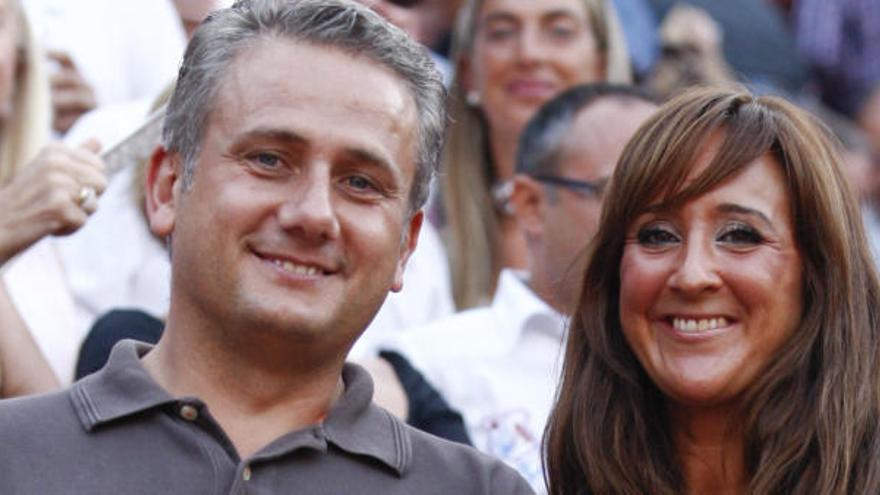 Valcárcel Cruz y su esposo, fotografiados en los toros.