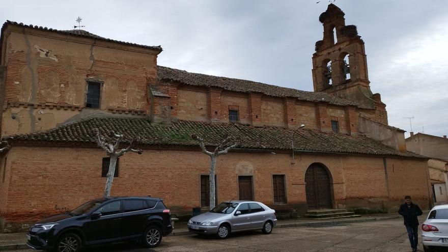 Iglesia de San Pedro de Villalpando, en la que pretenden ejecutar diversas actuaciones para evitar su desaparición.