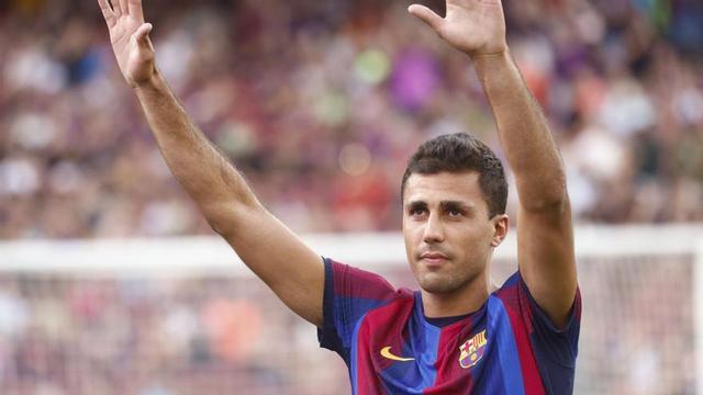 Rodri saluda els seguidors del Barça al ser presentat ahir al Camp Nou abans del partit. | QUIQUE GARCÍA / EFE