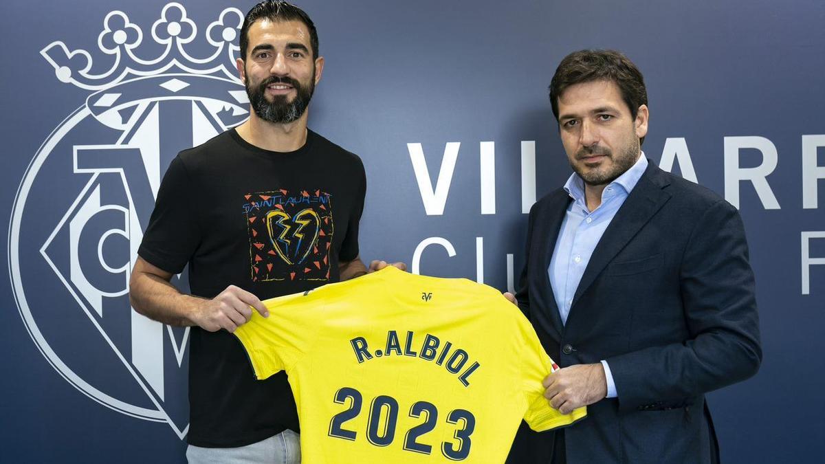 Raúl Albiol, junto al consejero delegado Roig Negueroles, ha ampliado una temporada más su vinculación con el Villarreal