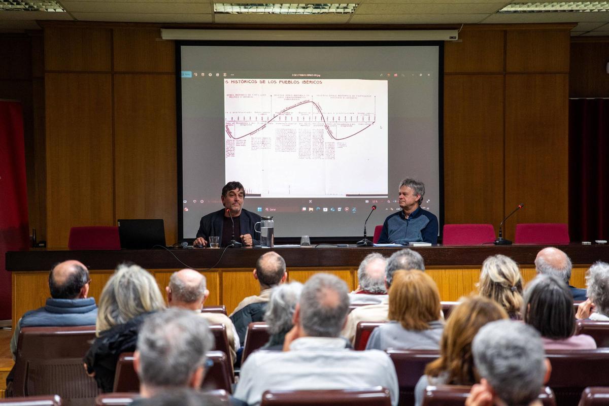 A l'esquerra Juli Gutiérrez Deulofeu durant la seva intervenció i, a la dreta, Josep Maria Pintó Coordinador de l'ANC a Manresa