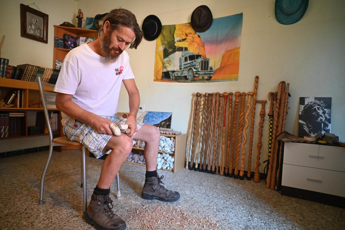 El artesano de Elche talla los dildos a partir de varas de madera de haya
