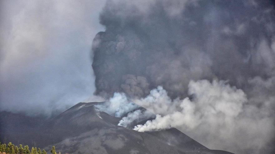 El volcán de La Palma emite gran cantidad de cenizas este sábado