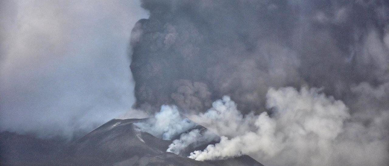 El volcán de La Palma expulsa una nube de cenizas.