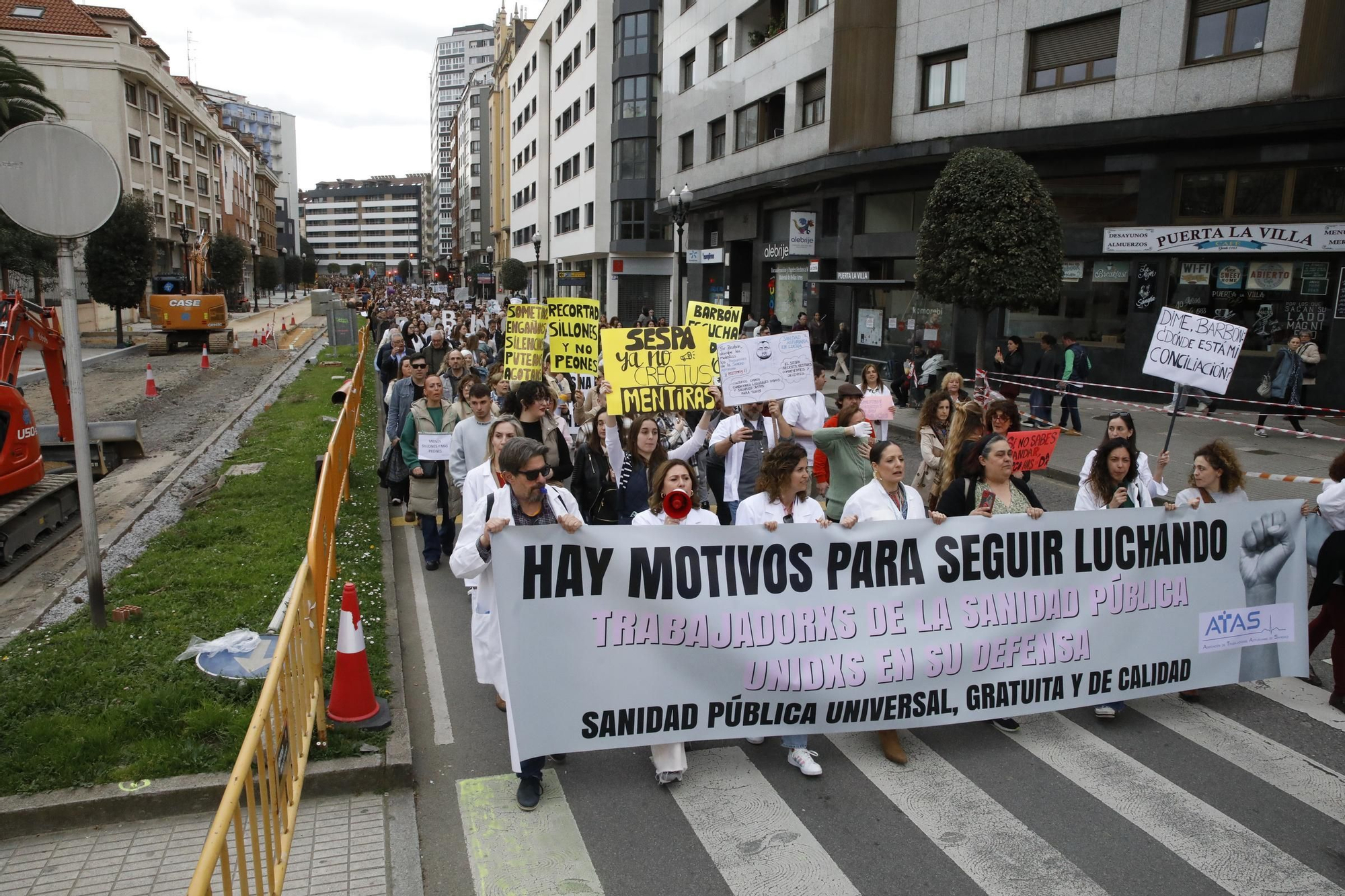 En imágenes: Los sanitarios se manifiestan en Gijón al grito de "no queremos más dinero, queremos mejores condiciones laborales"