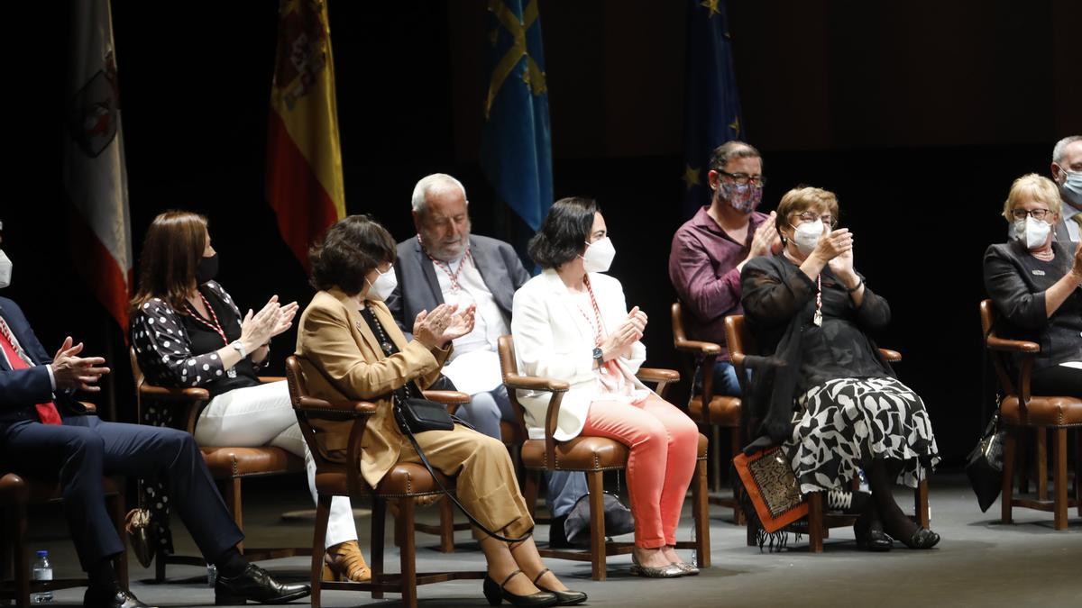 Entrega de honores y distinciones de Gijón en el teatro Jovellanos