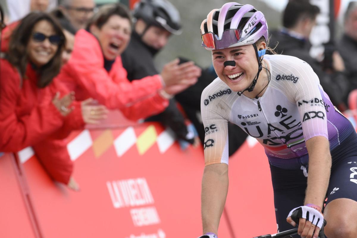 Paula Blasi hace historia en el Angliru y conquista la Vuelta a España
