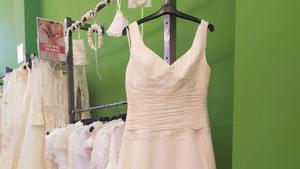 Vestidos de novia de segunda mano, en la tienda de Humana de la Ronda de Sant Antoni de Barcelona.