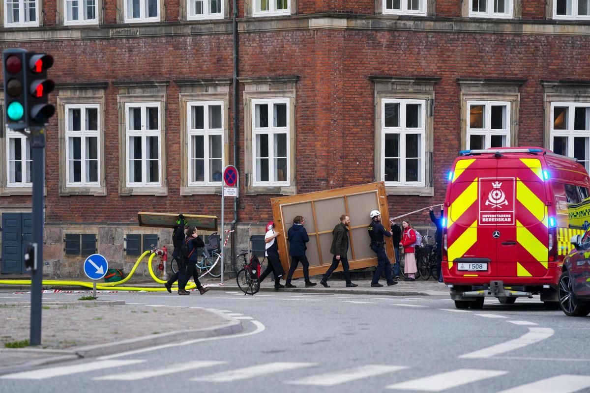 El fuego devora el edificio de la Bolsa de Copenhague