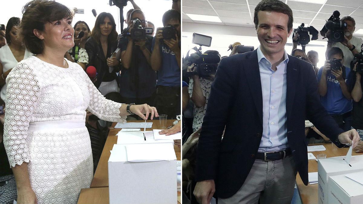 Soraya Sáenz de Santamaría y Pablo Casado, en el momento de depositar sus respectivos votos.