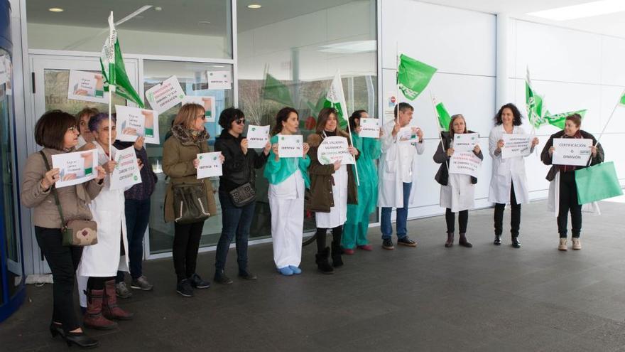 Una manifestación de enfermeras en las puertas del Hospital.