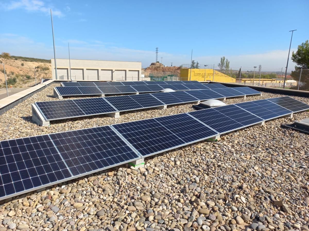 Instalación de placas fotovoltaicas en la localidad zaragozana de Ricla.