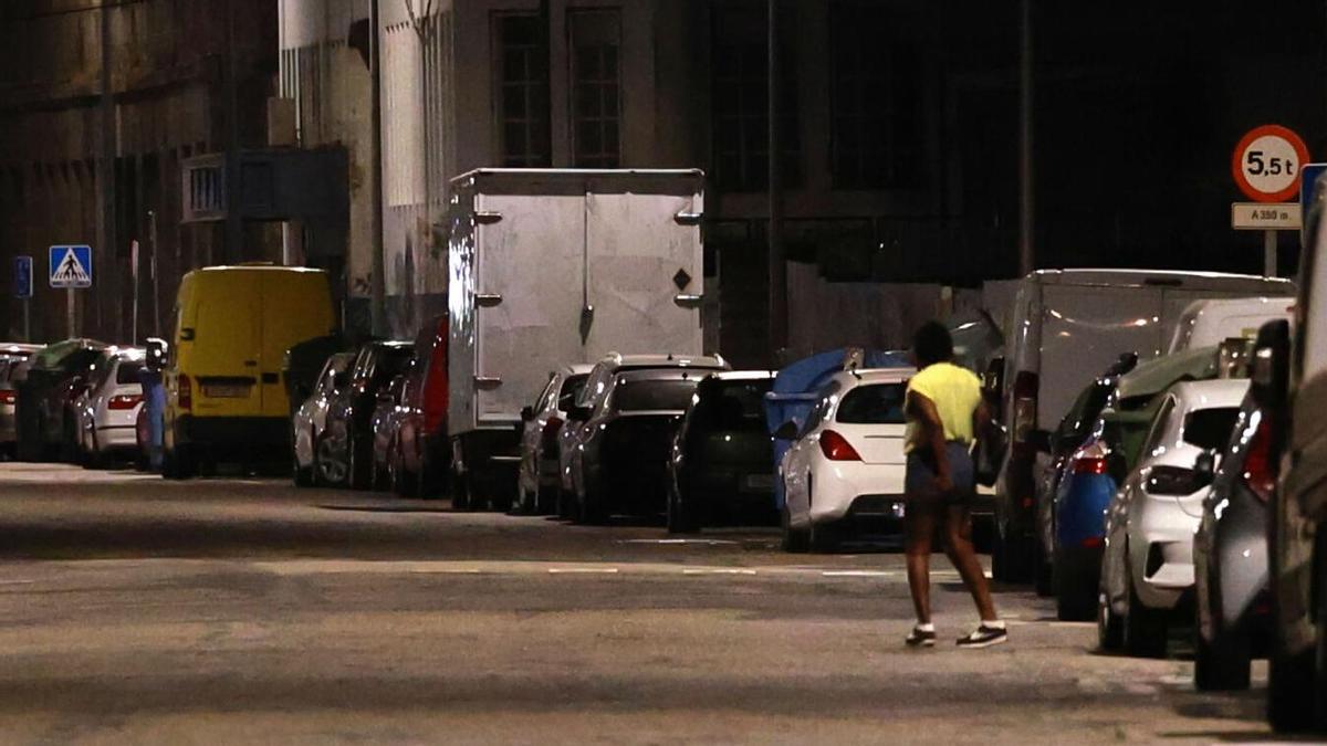 Mujeres ejercen la prostitución en la calle Jacinto Benavente.