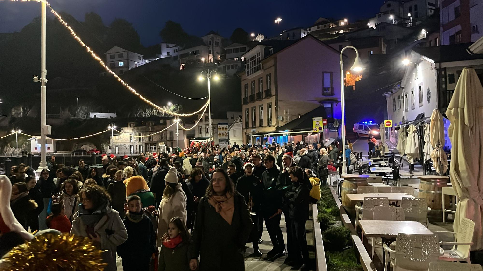 En imágenes: El espectacular desfile de Papá Noel por las calles de Luarca