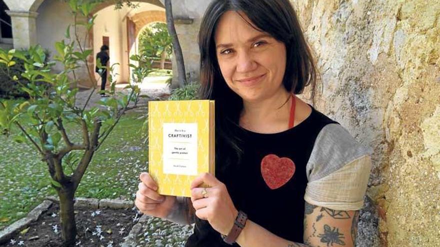 Sarah Corbett mit ihrem neuen Buch auf Mallorca. Tausende sogenannter „craftivists&quot; eifern ihr weltweit nach.