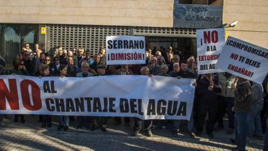 Un centenar de regantes de El Canal se concentró ayer a las puertas de la sede de Riegos de Levante para protestar contra la decisión de la Asamblea.