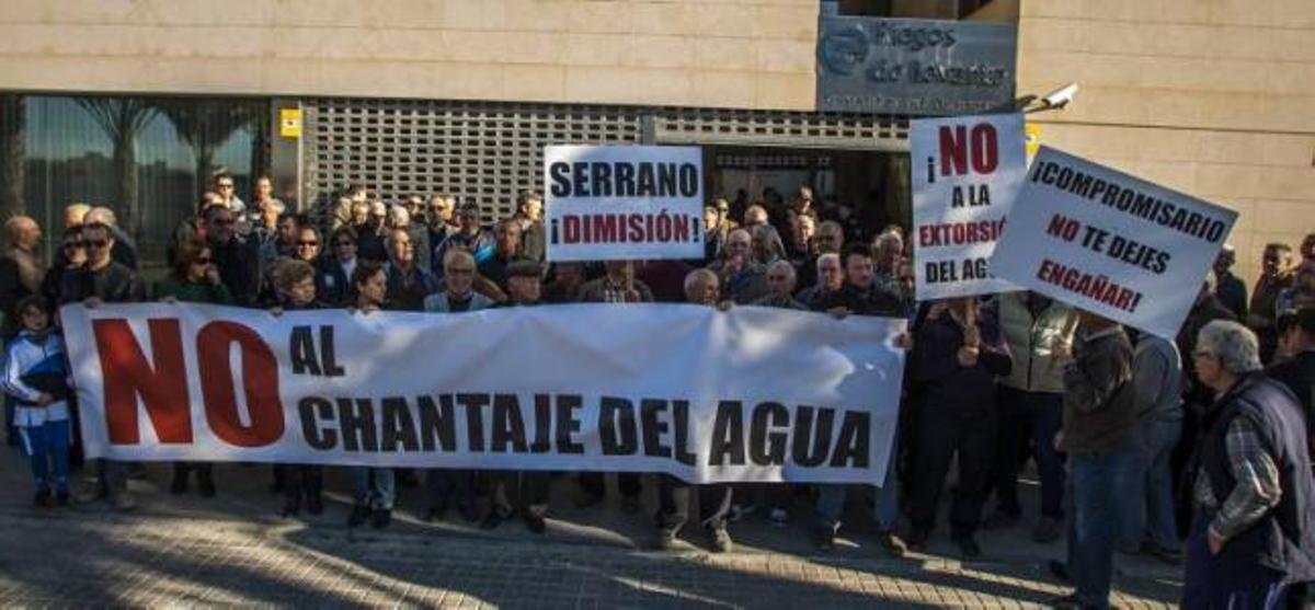 Un centenar de regantes de El Canal se concentró ayer a las puertas de la sede de Riegos de Levante para protestar contra la decisión de la Asamblea.
