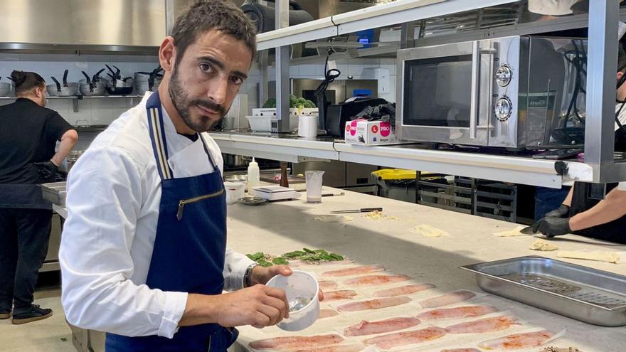 El chef de Nota Blu, Fabián Cangas, prepara uno de los suculentos menús. | EFE