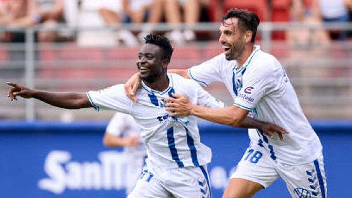 Mo Dauda celebra un gol en el Tenerife junto a Enric Gallego.