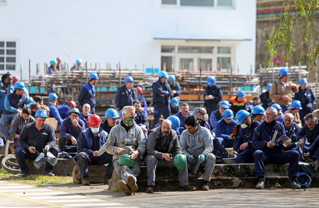 24-marzo-Los trabajadores de Metalships ayer durante una concentración Brea.jpg