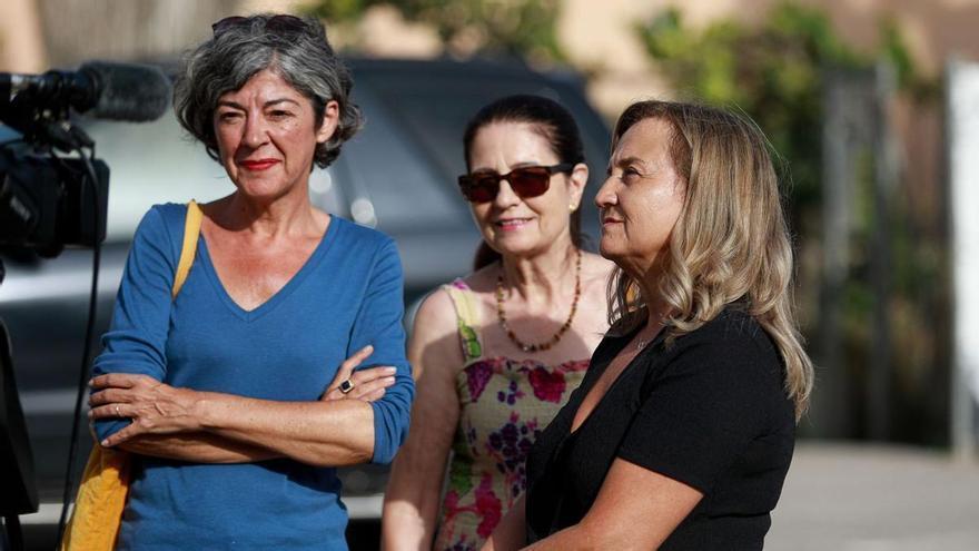 Tres familiares de residentes, ayer en Puig d’en Valls antes de entrar en la reunión con otros familiares.