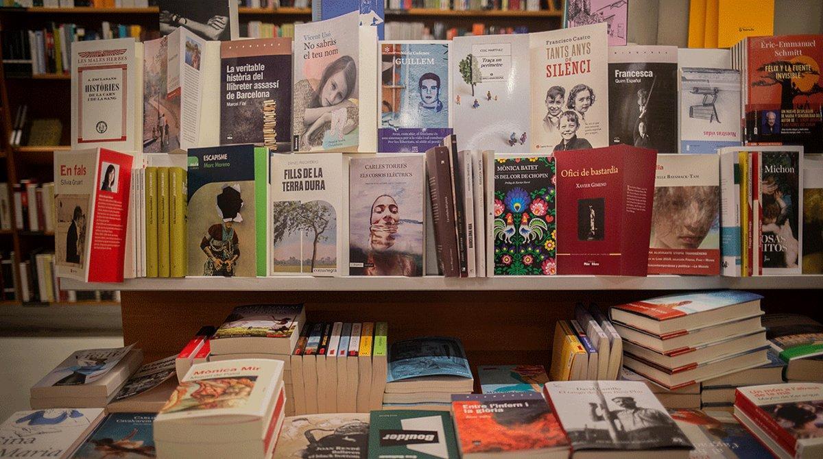 Libros expuestos en una librería de Barcelona, el 22 de abril.