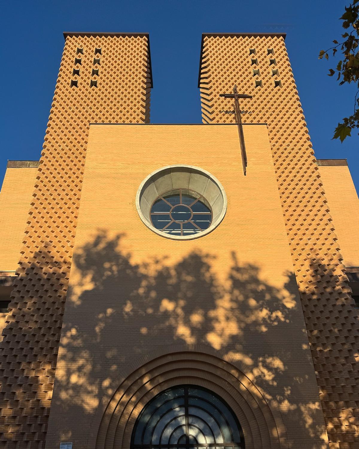 Así luce en estos momentos la fachada de la iglesia.