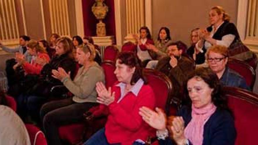 El Ayuntamiento de Badajoz busca una vía legal para que las limpiadoras sigan en los colegios