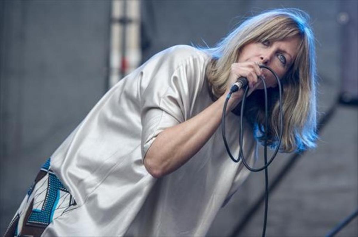 Jane Weaver, dimarts durant el concert que va oferir a la plaça dels Àngels. Jane Weaver, dimarts durant el concert que va oferir a la plaça dels Àngels.