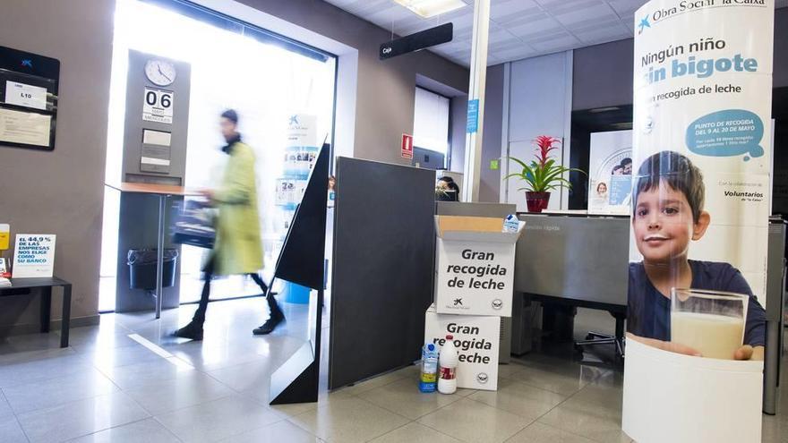 Punto de recogida de leche en una oficina de La Caixa.