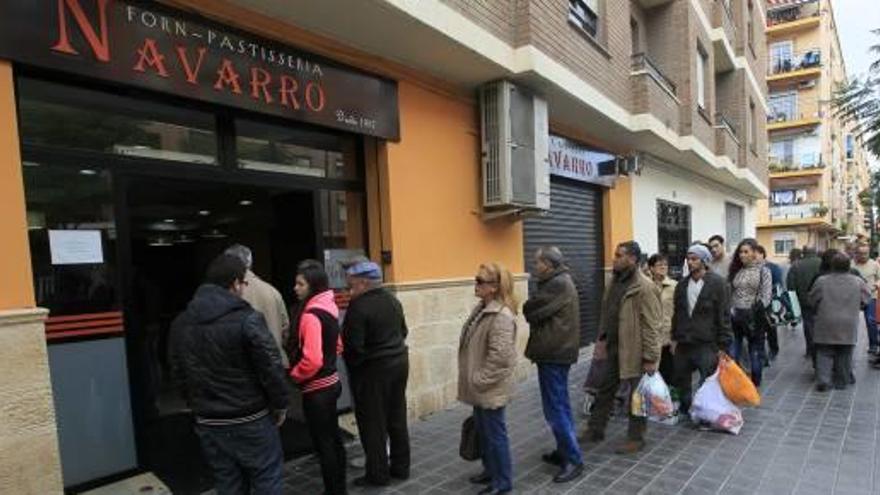 Colas en uno de los hornos Navarro.