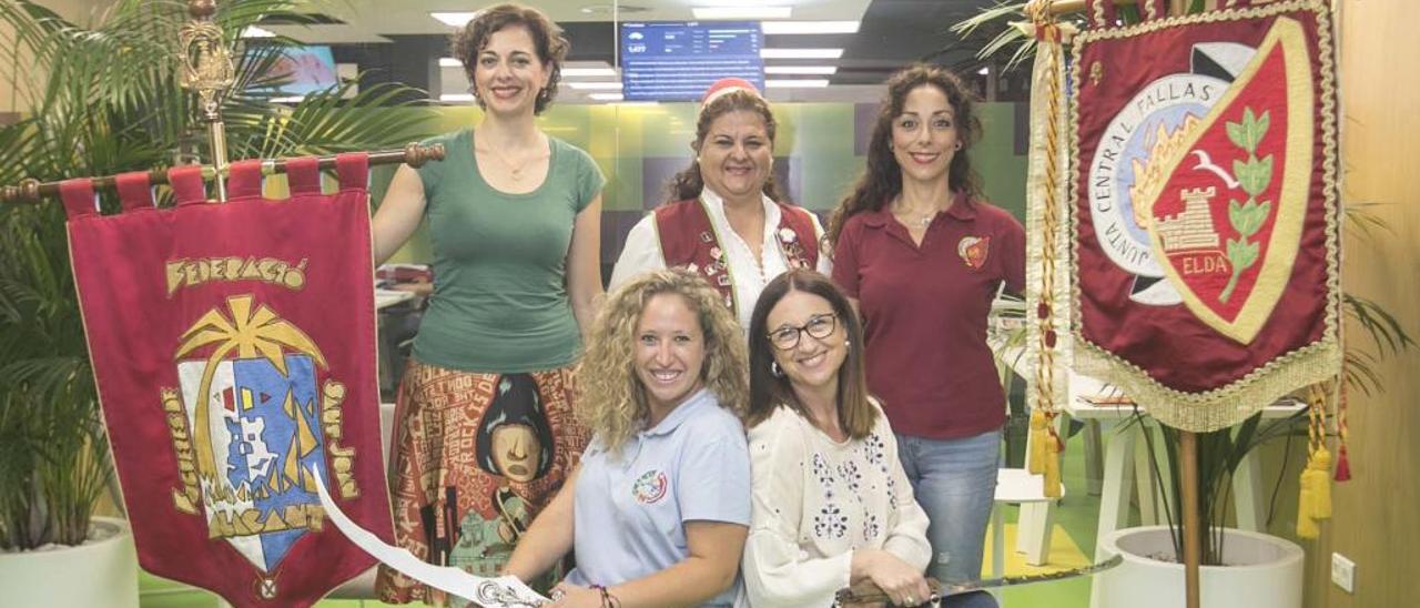 Las presidentas de Hogueras, San Blas, Altozano, El Campello y Elda posan para INFORMACIÓN.