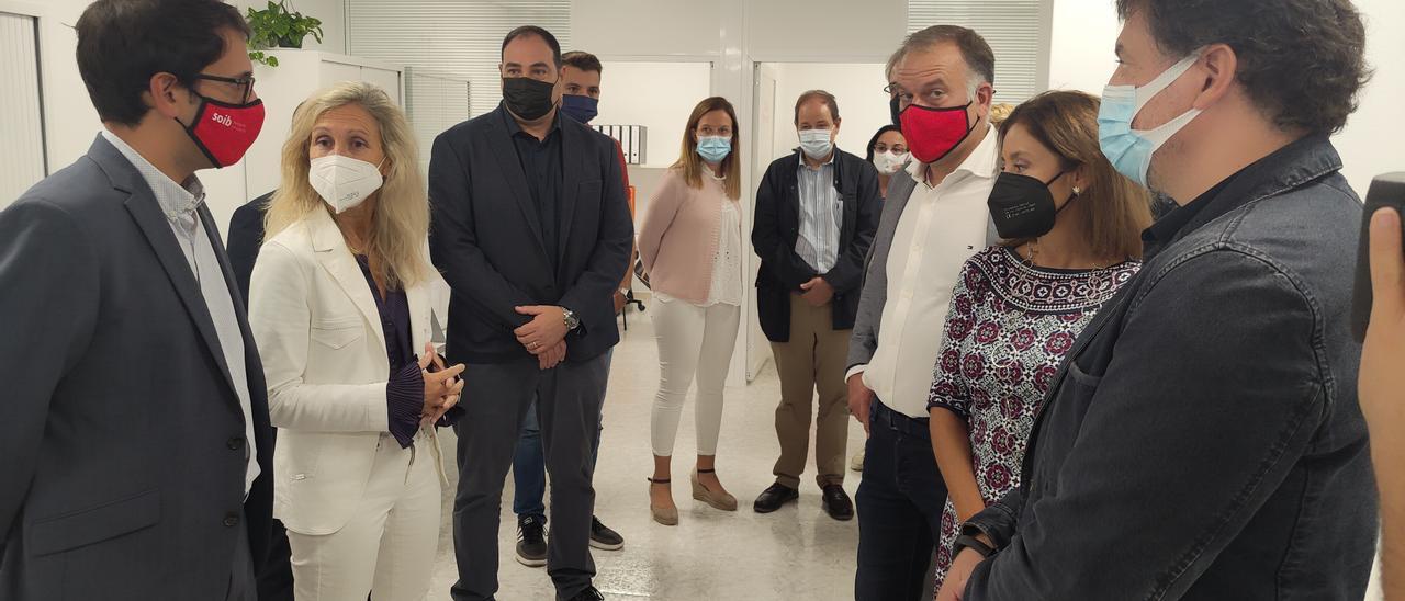 Iago Negueruela, Carmen Ferrer y, frente a la alcaldesa, Sonia Barranco, esta mañana durante la visita a la nueva oficina del SOIB y el SEPE en Santa Eulària