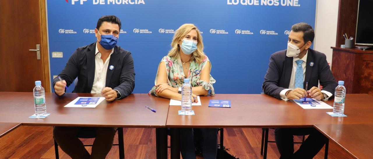 Ana Beltrán, entre José Miguel Luengo (i) y José Ramón Díez de Revenga, ayer.