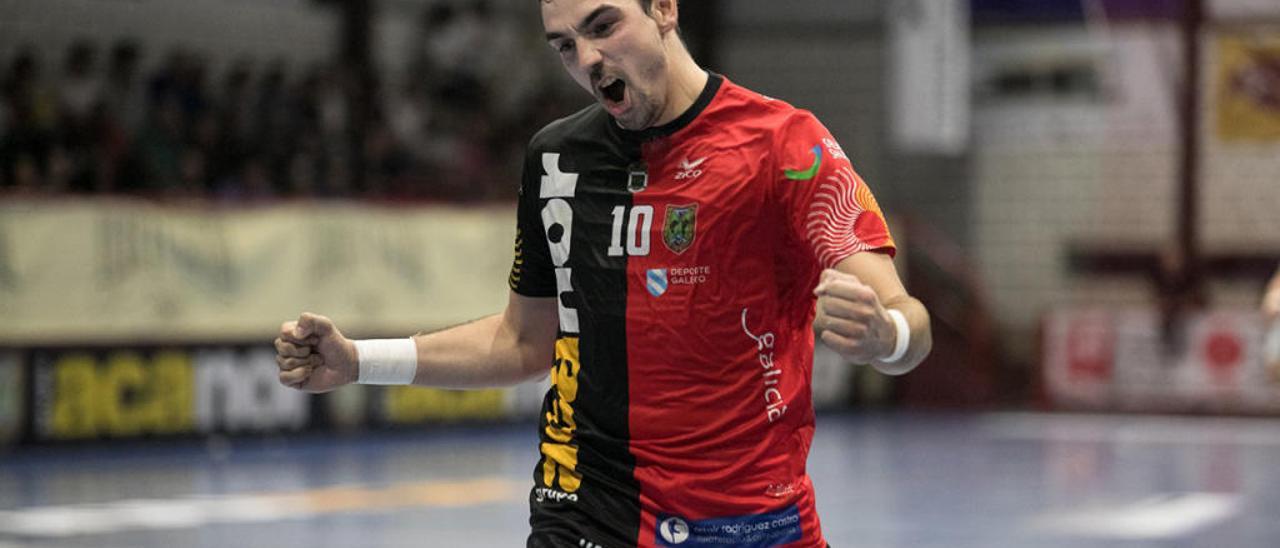 Germán Hermida celebra un gol con el Novás. // T. Alonso