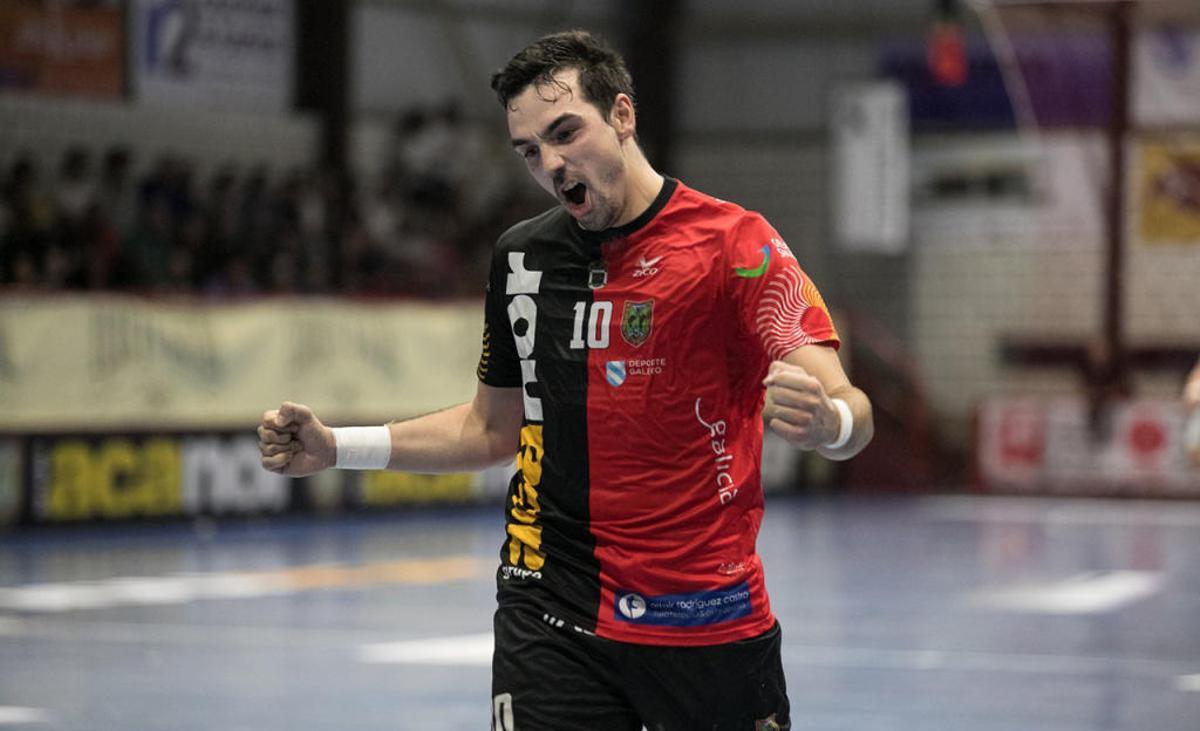 Germán Hermida celebra un gol con el Novás. // T. Alonso