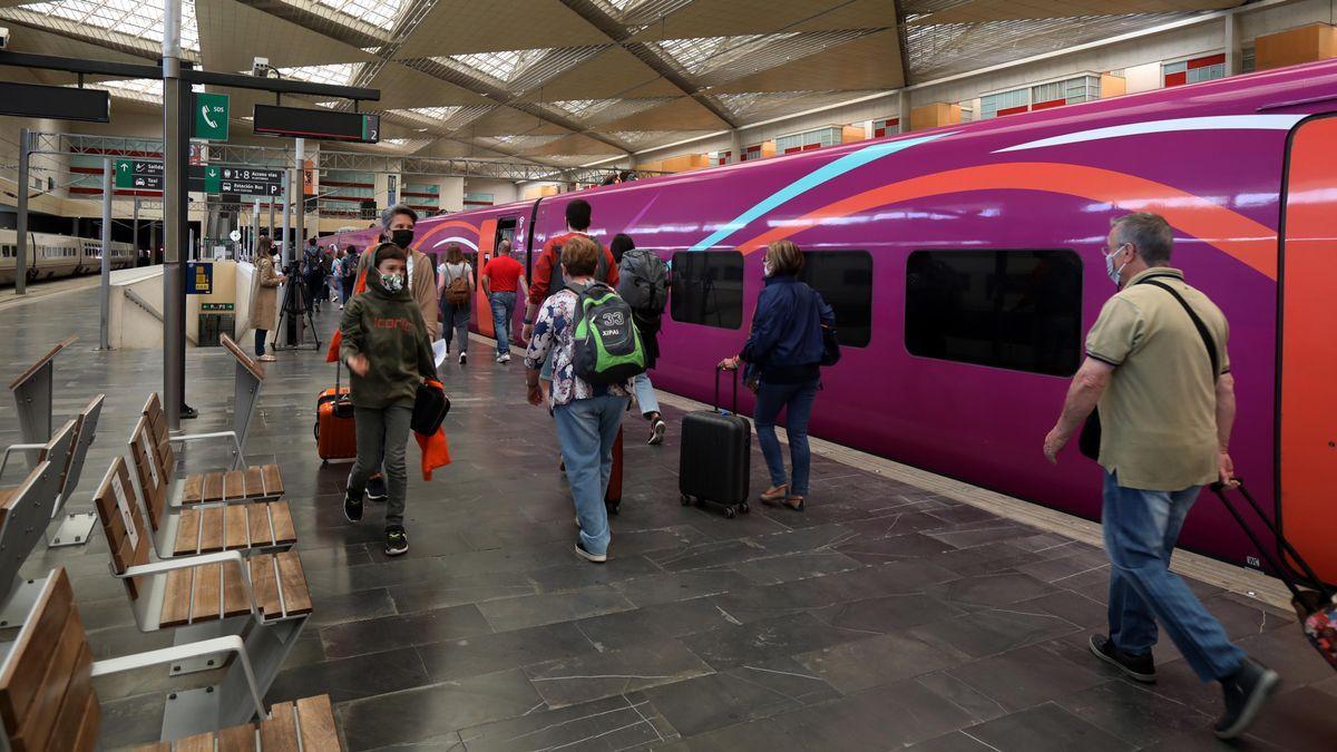 El Avlo de las 11.46 con dirección a Barcelona en la estación Delicias