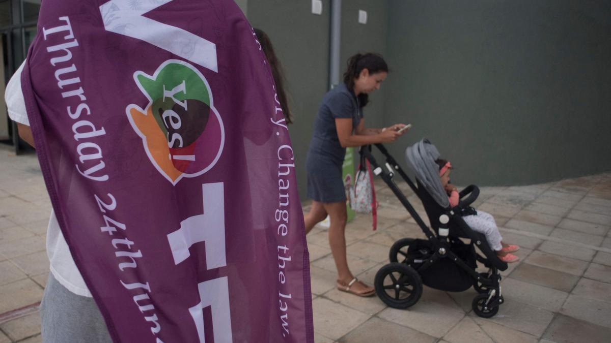 Un votante del sí se dirige a un colegio electoral en Gibraltar.