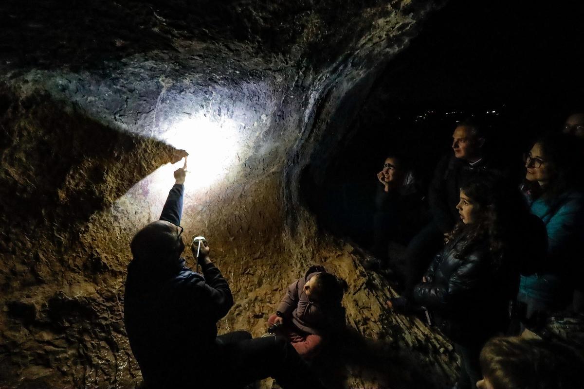 Imágenes de la visita nocturna a las pinturas rupestres de la Sarga