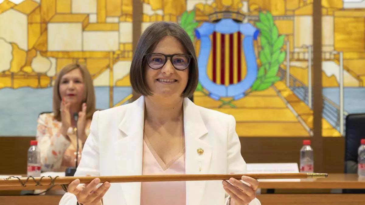 Laura Sáez, al recibir el bastón de mando tras su elección como alcaldesa de Carlet.
