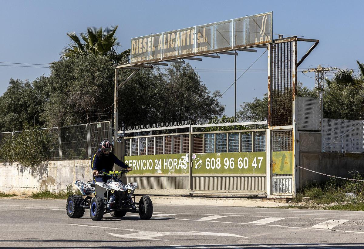 Instalaciones del negocio de coches del desaparecido.