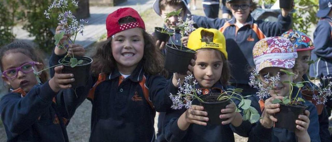 Alumnos de Infantil y Primaria de Franciscanas, ayer, en los Hortos Educativos  // Brais Lorenzo