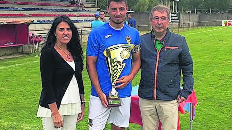 Kevin, tras recibir el LI Trofeo San Roque. // PCF