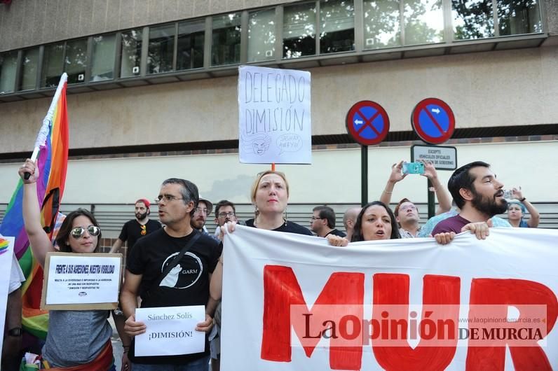 Concentración LGTBI en protesta por la manifestación neonazi del sábado